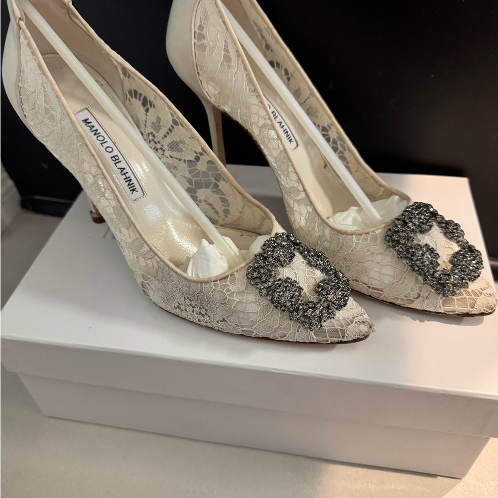 Manolo Blahnik Hangisi Lace Ivory Crystal Buckle Heels Size 39 Bridal Wedding